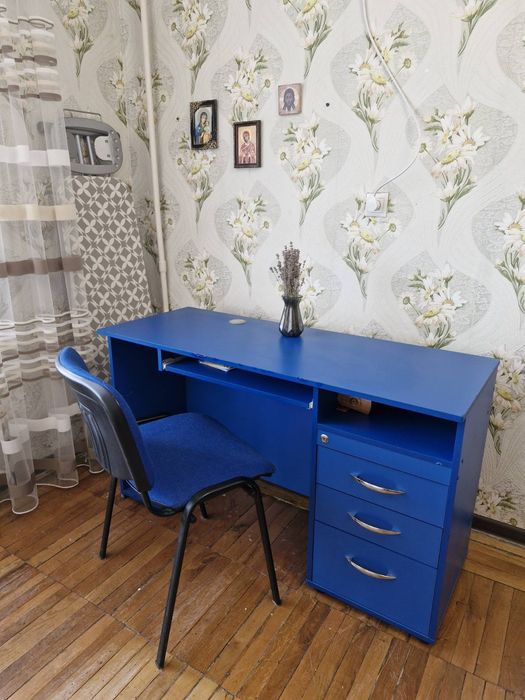 Продам стол компьютерный со стулом 1.000гр