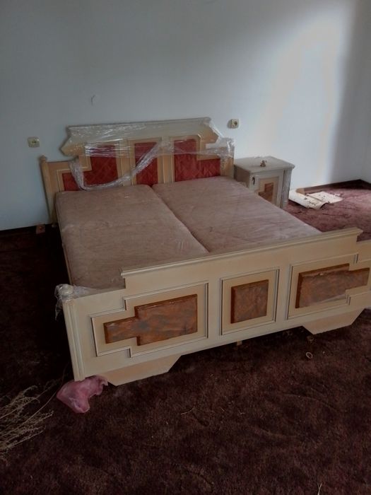 Двухспальная кровать с тумбой