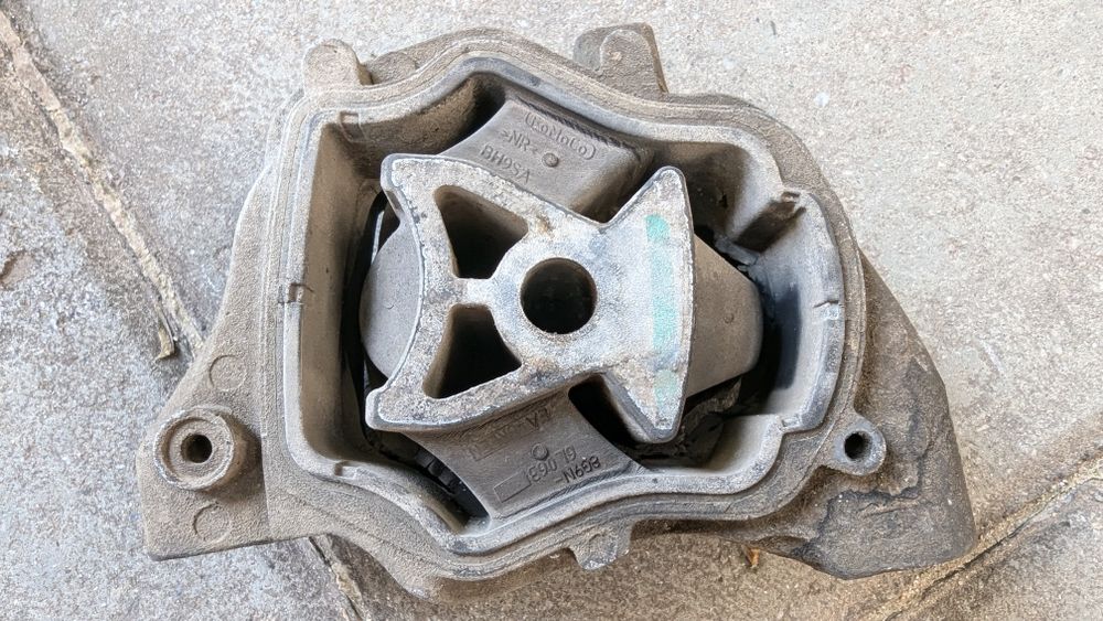 Опора (подушка) двигуна нижня, Volvo 31277313