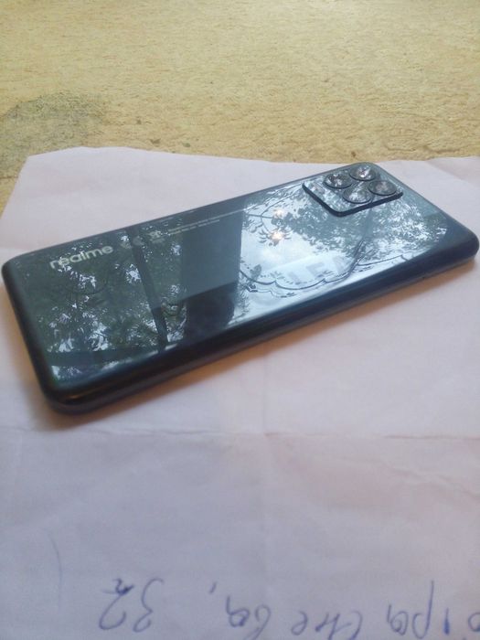Продам телефон Realme 8
