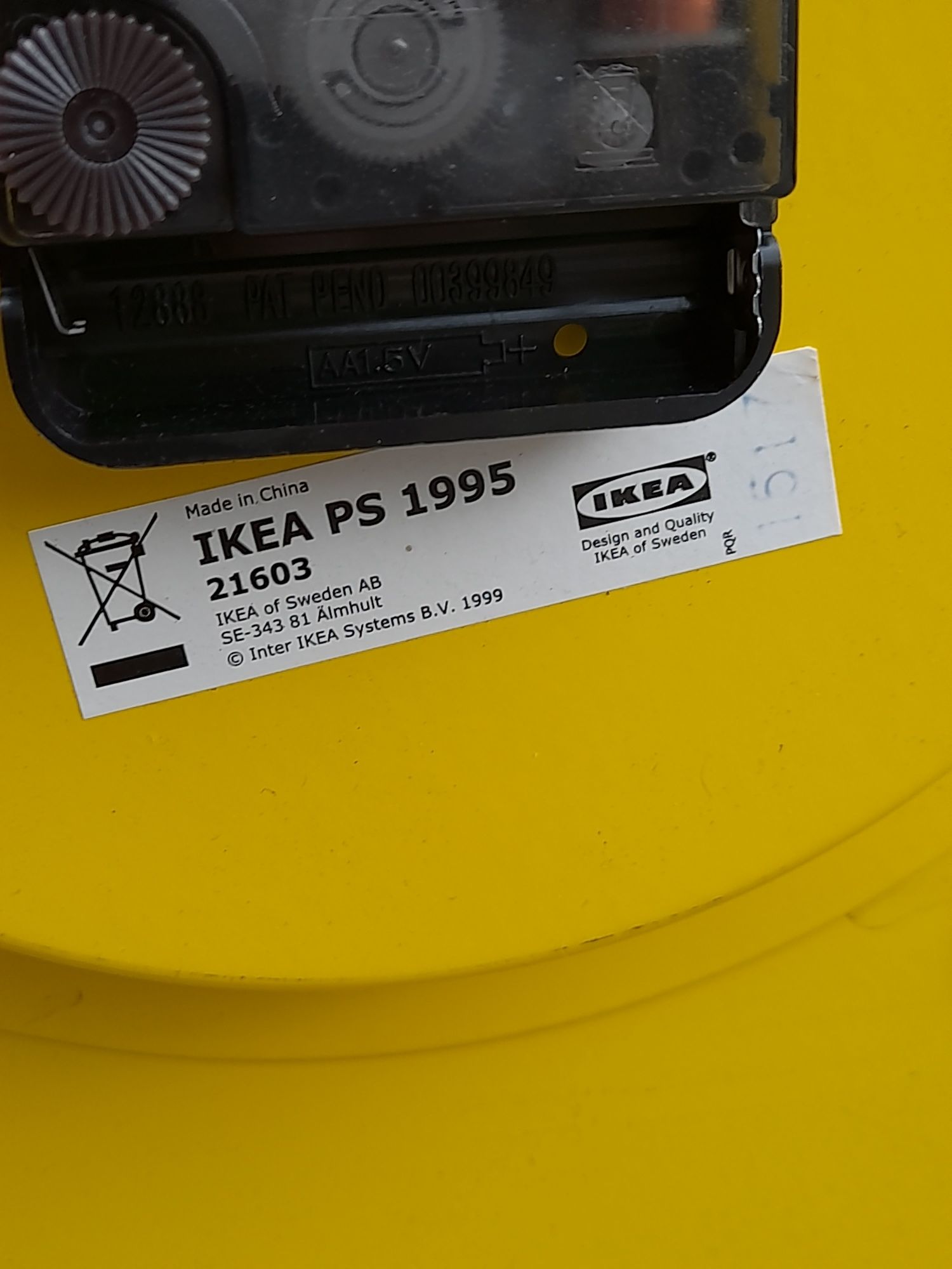 Sprzedam zegar IKEA w kształcie dziurki od klucza.