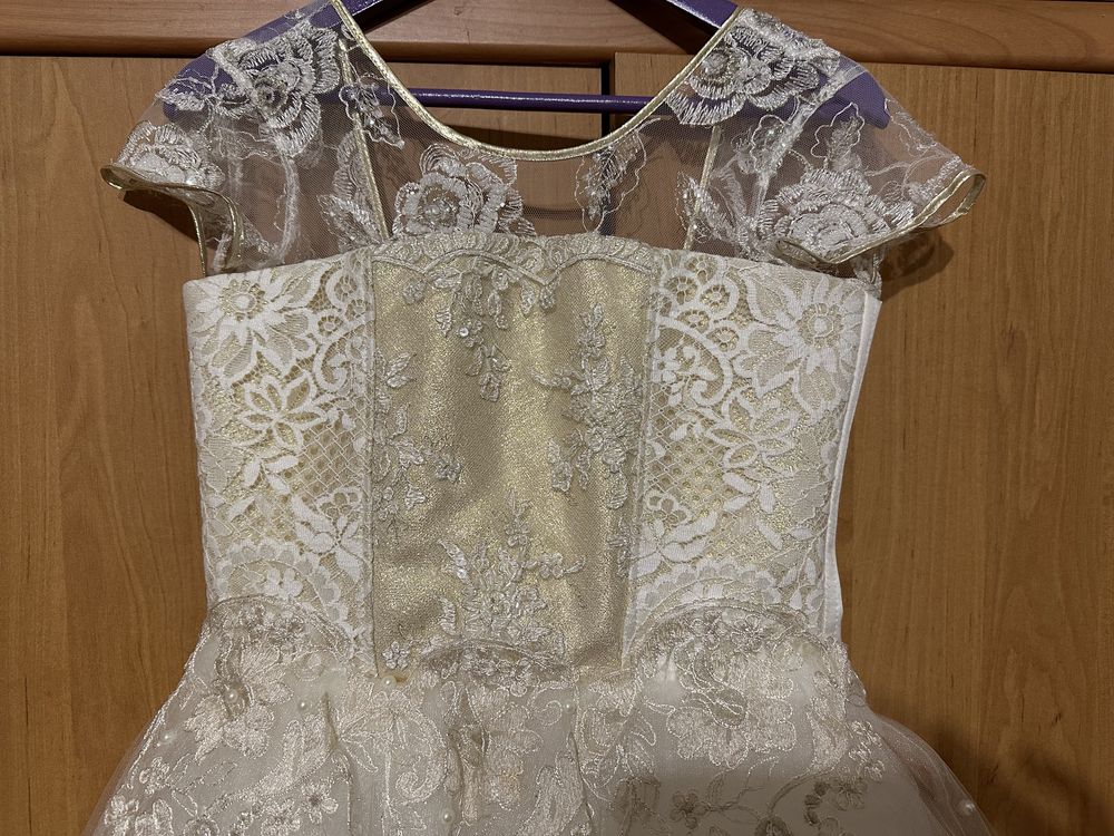 Праздничное белое с золотым платье из фатина с болеро на 8-10 лет