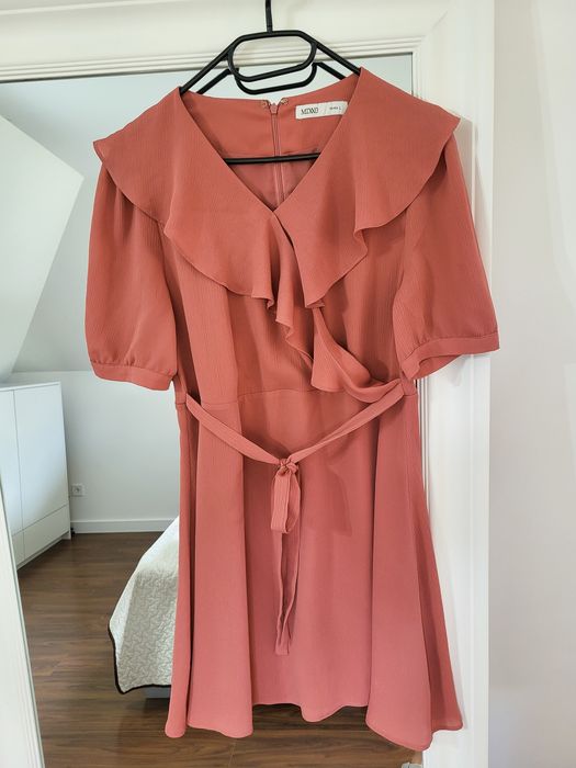 Mini sukienka z falbanką przy dekolcie - rozmiar L