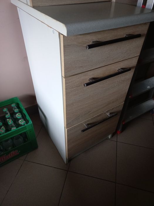 Szafka kuchenna z szufladami.