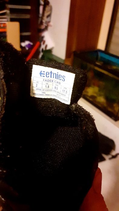 Varios sapatos recem nascido