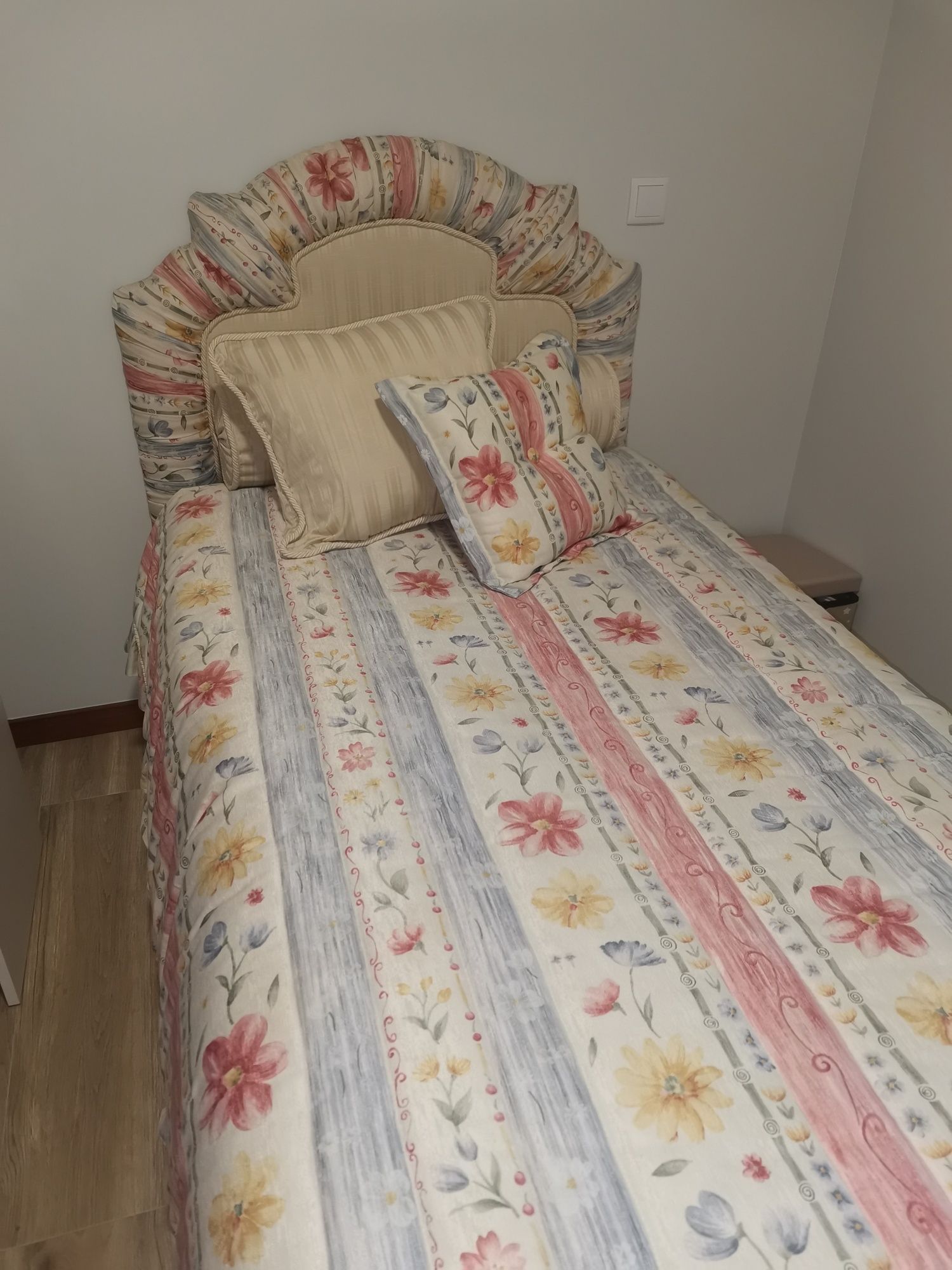 Cama vintage com colchão novo