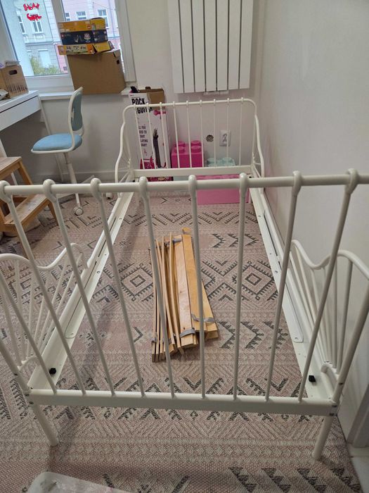 Białe łóżko z regulacją długości Minnen IKEA