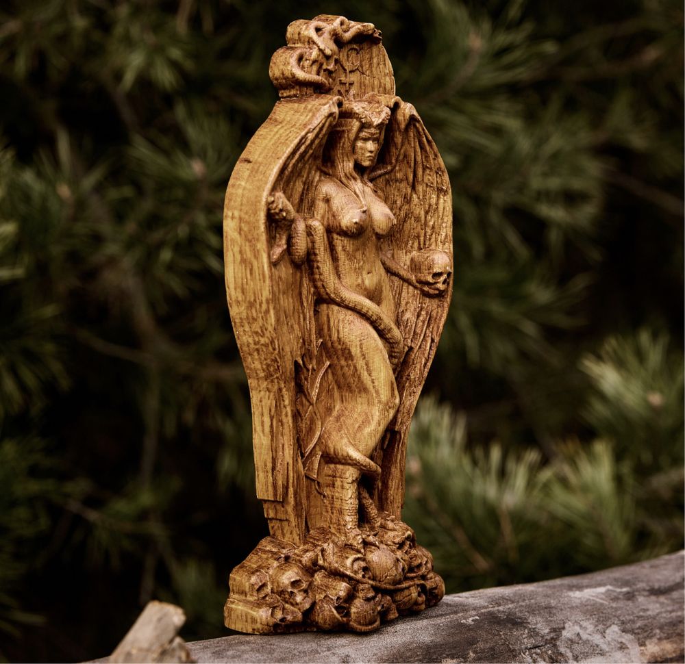Статуетка з дерева - богиня Ліліт .