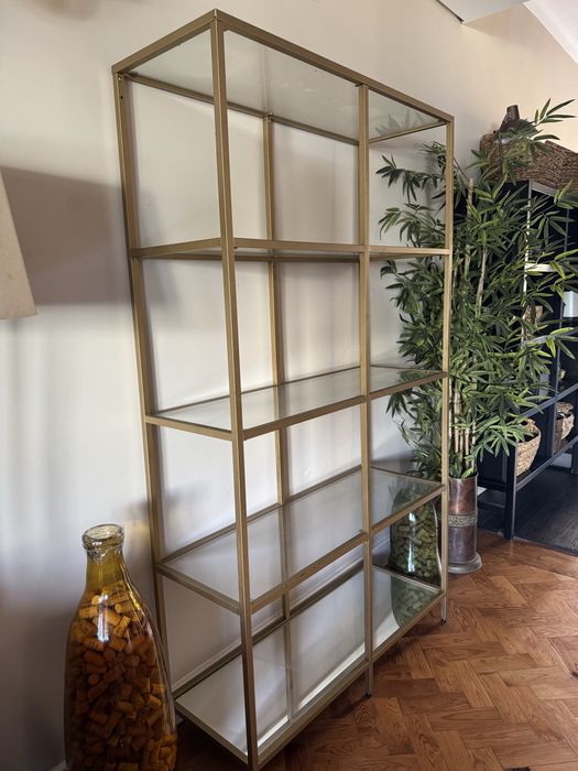 Estante e mesa de centro