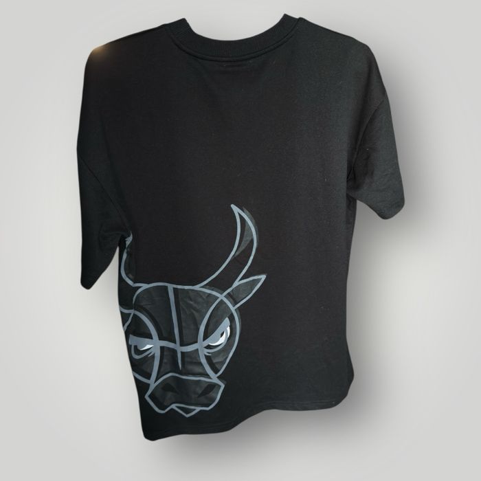 Чорна футболка Chicago Bulls з принтом бика M