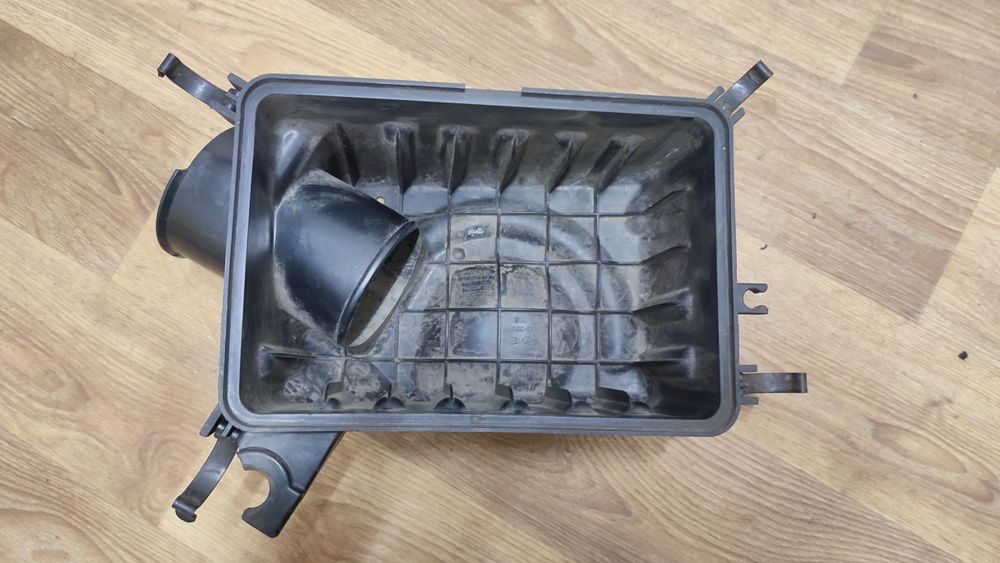 Корпус  повітряного фільтра Hyundai Tucson (низ) 28112-2E000