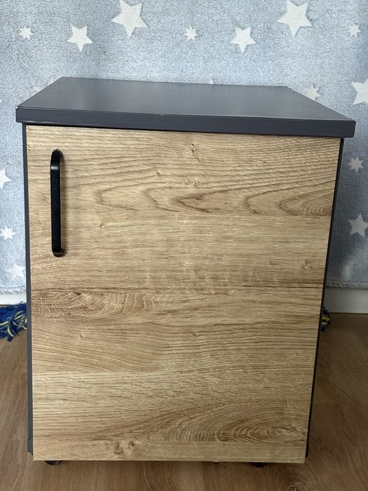 Mała szafka na kółkach do sypalni lub garderoby
