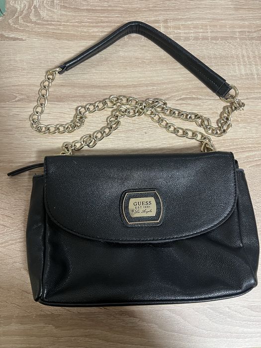 Czarna torebka Guess na ramie