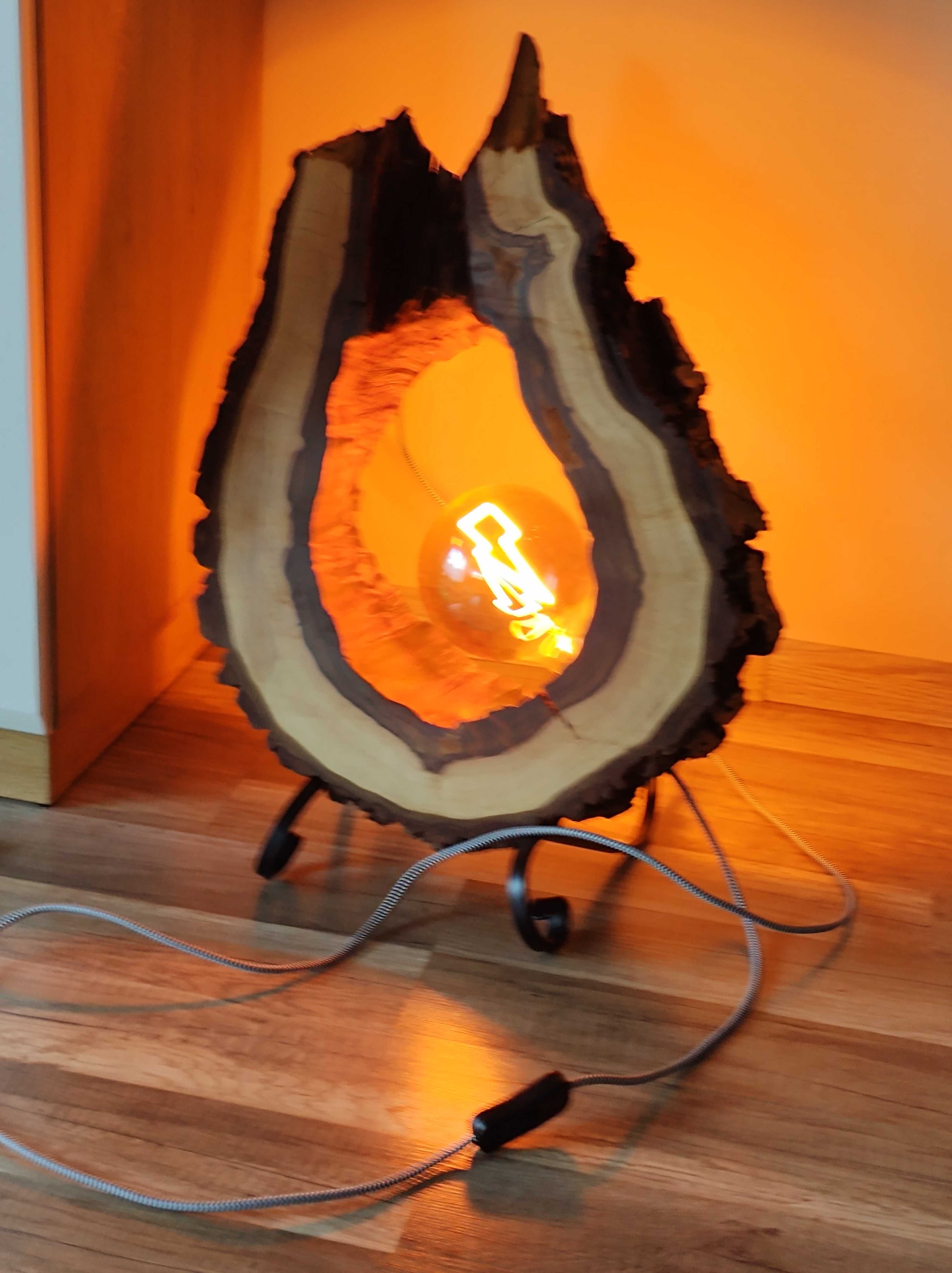 Stojąca lampa z plastra drewna orzecha włoskiego