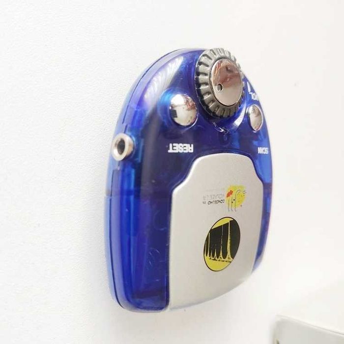 Radio FM a pilhas AAA 6x7cm com auriculares e caixa