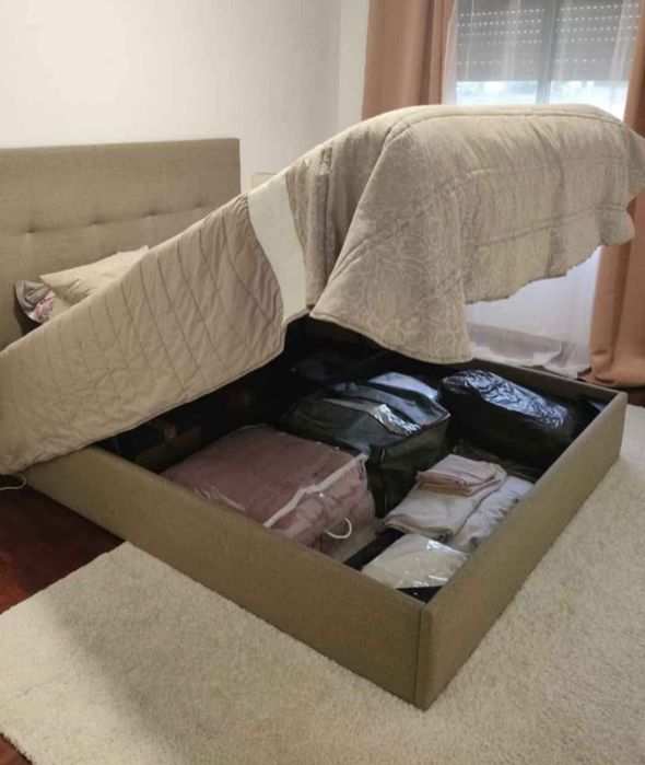 Cama Sommier com colchão incluído. Tem arrumação por baixo