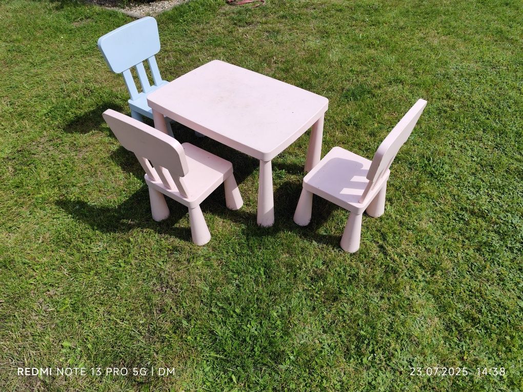 Stolik i krzesełka Ikea.