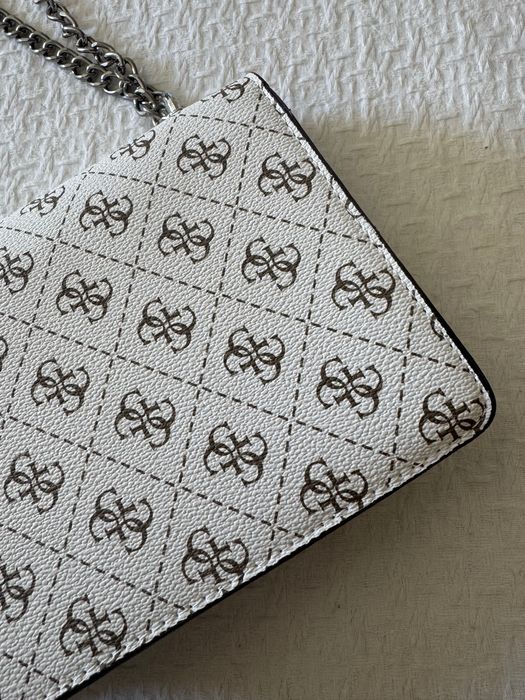Mala guess branca e prateada