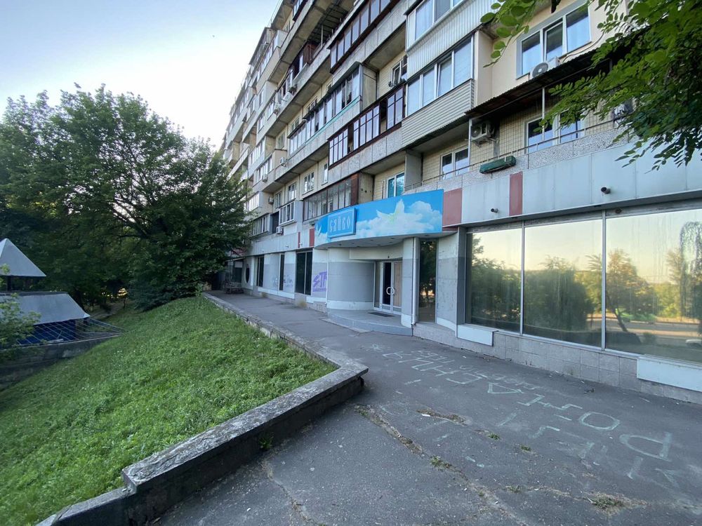 Пр. Перемоги,148/1. 871м.кв. Срочно!! 690у.о. м.кв. Без коміссії!!!