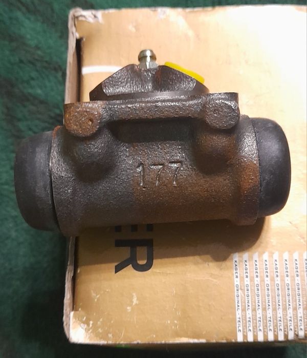 A.R.33 гальмівний циліндр.