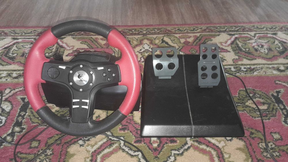 Игровий руль Logitech