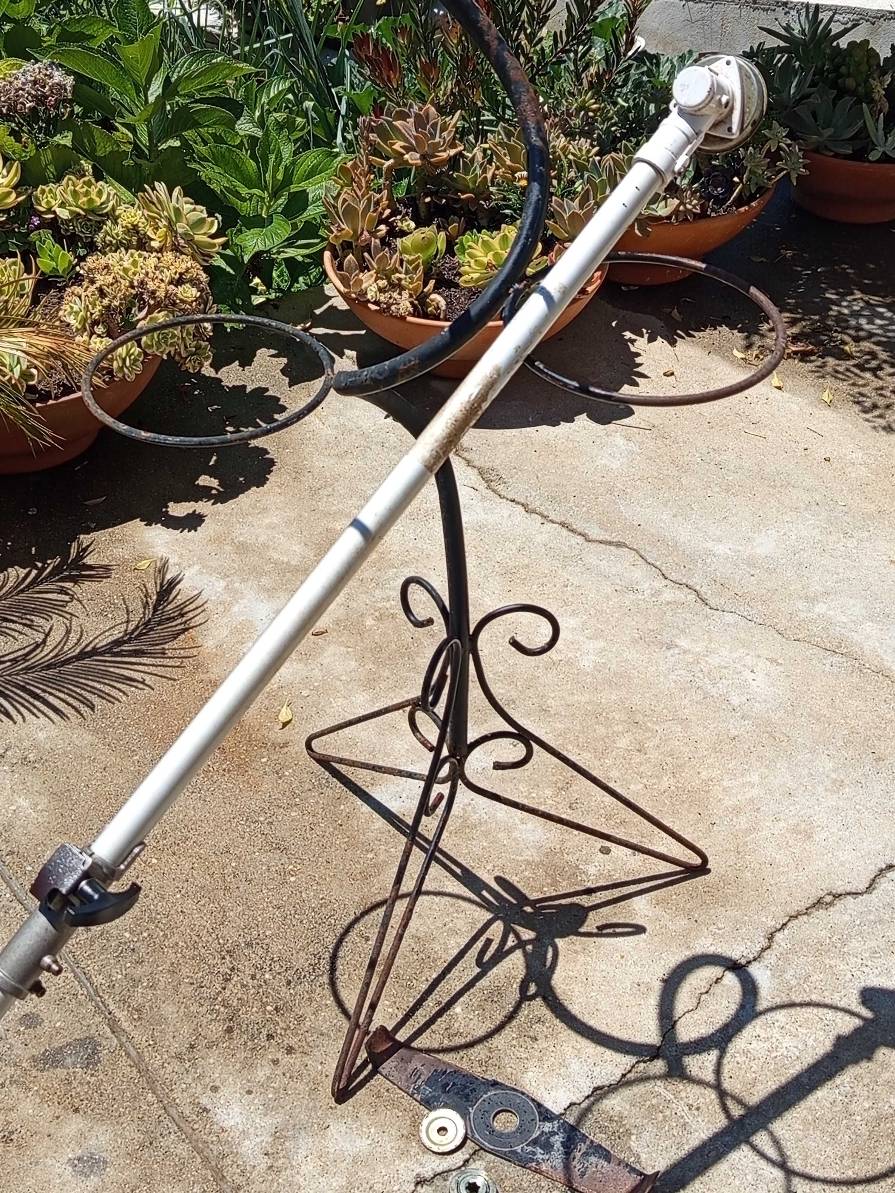 Máquina de jardim roçadeira