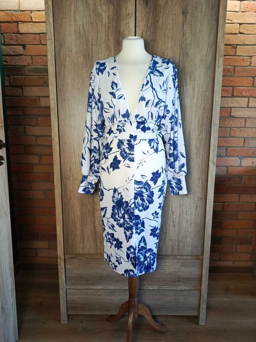 Sukienka Boohoo midi biała w kwiaty niebieska kopertowa dekolt V 44