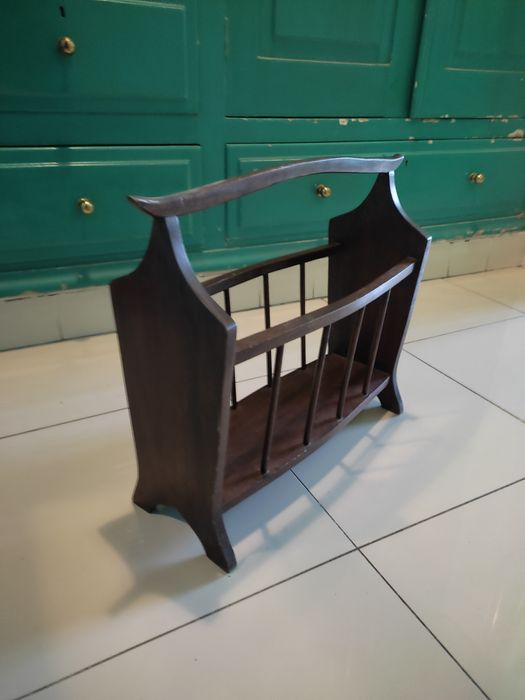 Porta revistas em mogno