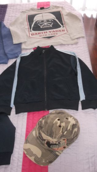 lote de roupa de menino o boné