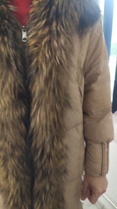 Beżowy plaszcz zimowy obszyty lisem