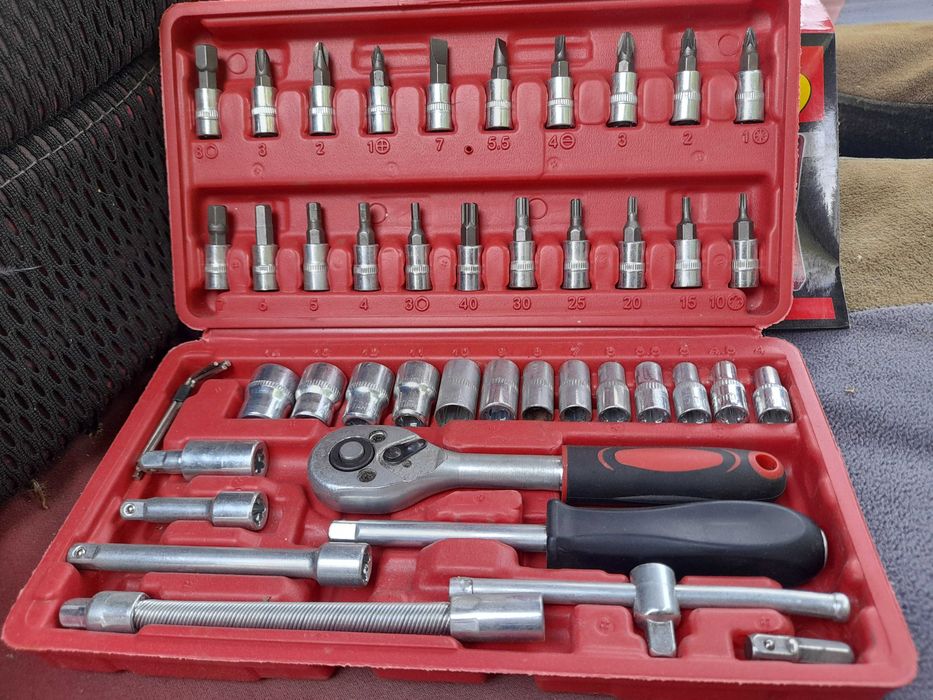 Набір головок ключів в кейсі з тріскачкою та викруткою з подовжувачами