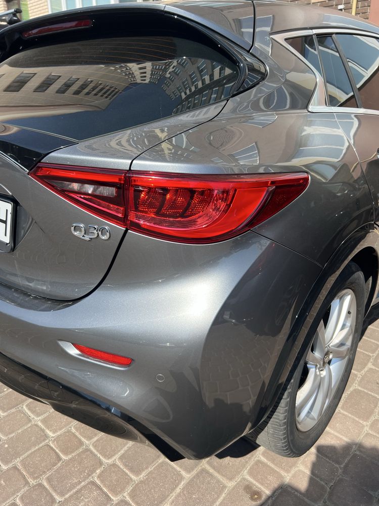 Продам своє відмінне авто - Infiniti Q30 .