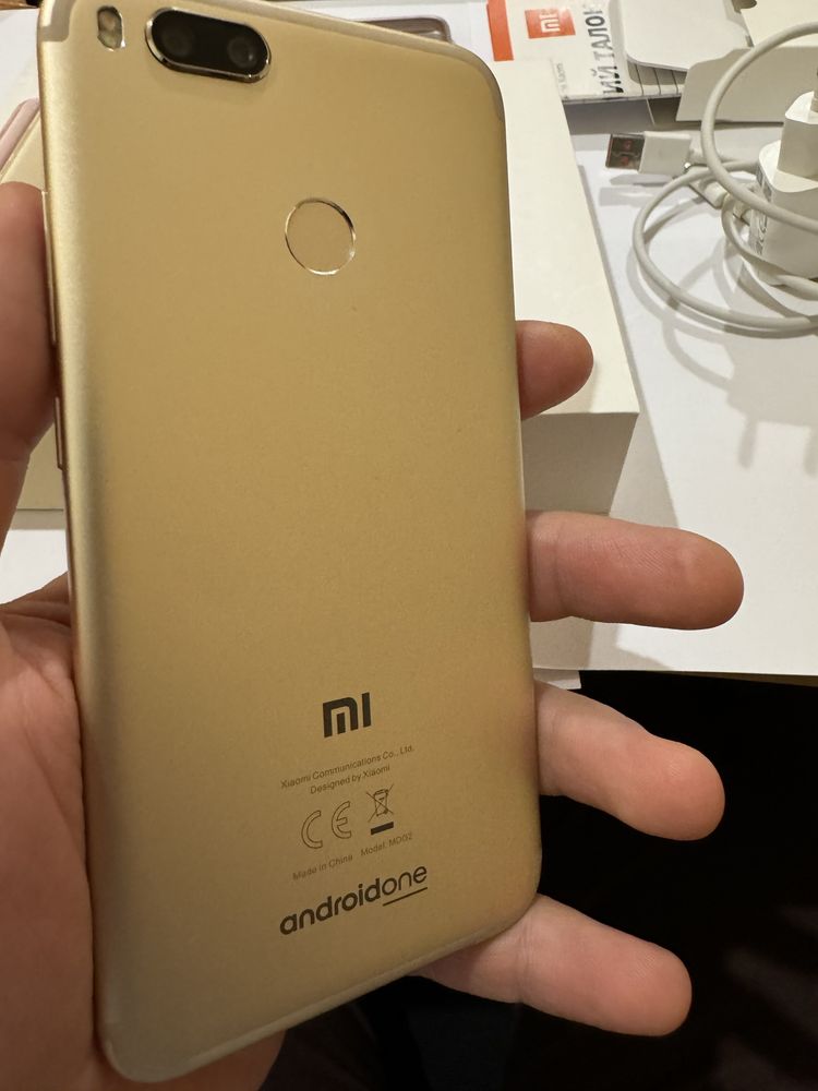 Xiaomi Mi A1 золотистому корпусі в дуже гарному стані