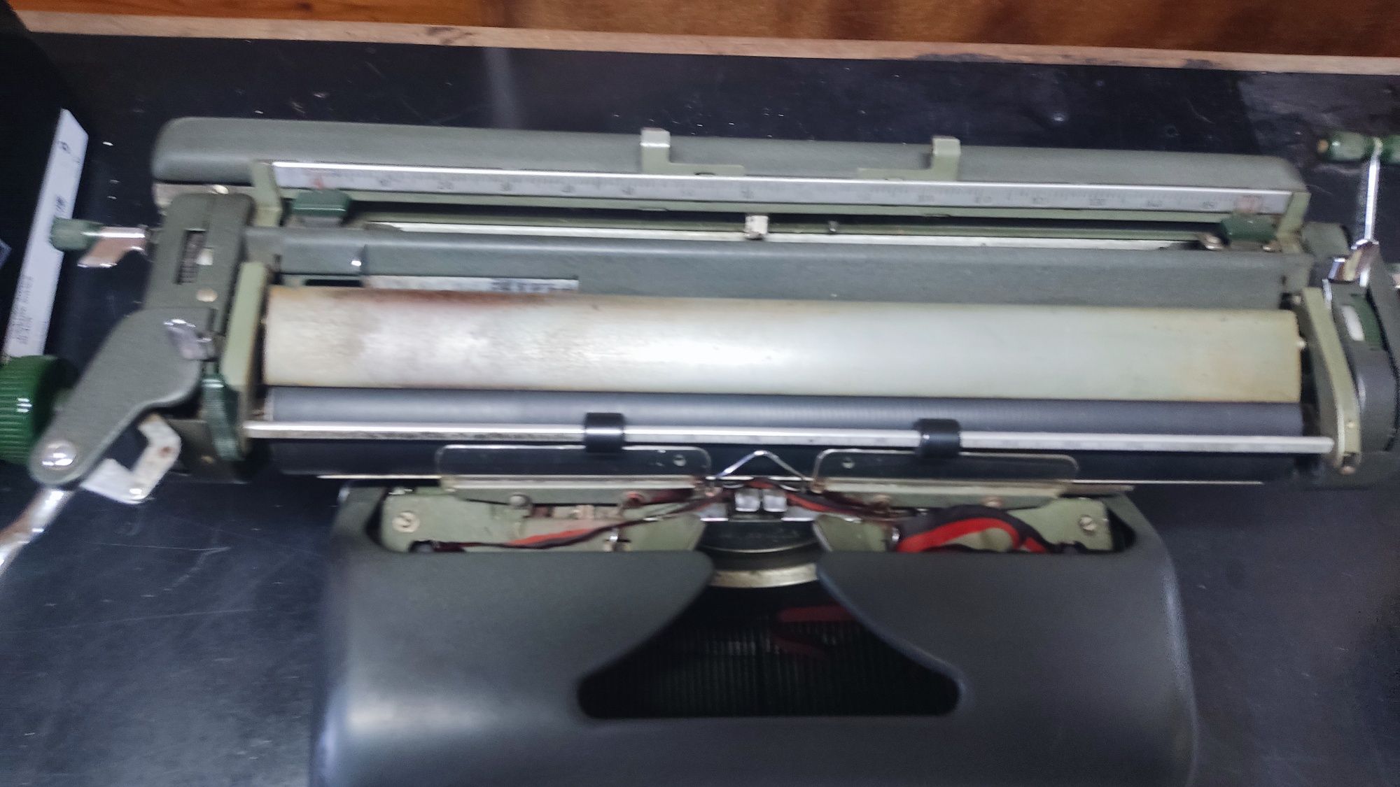 Máquina escrever Olympia antiga