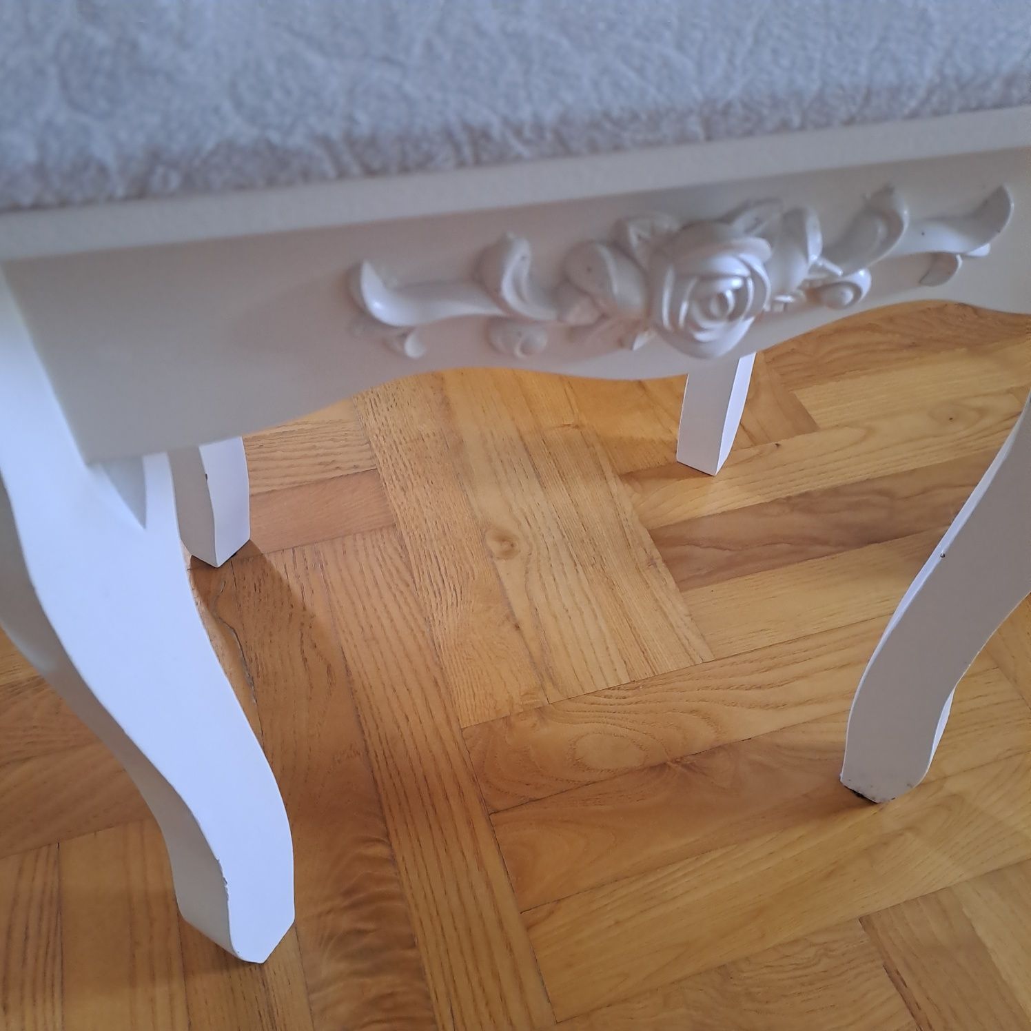 Biała toaletka z lustrem serce taboret