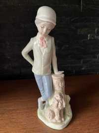 Chłopiec z psem figurka porcelana szkliwiona pastelowa