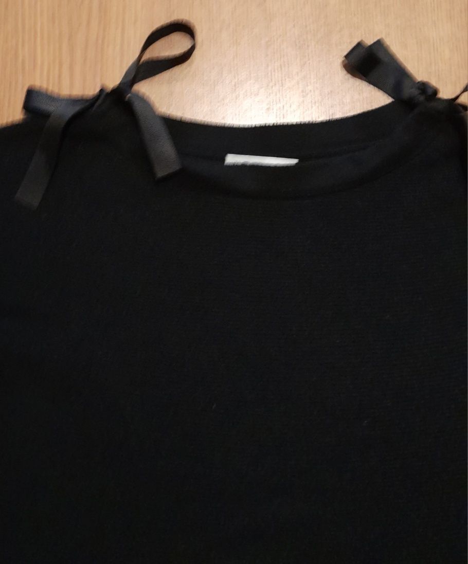 Sweter z ozdobnymi wstazkami