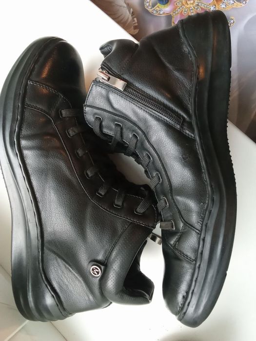 Кросівки 44 розміру