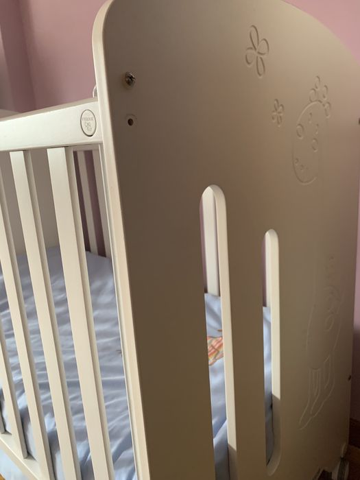Berço branco para bébé.