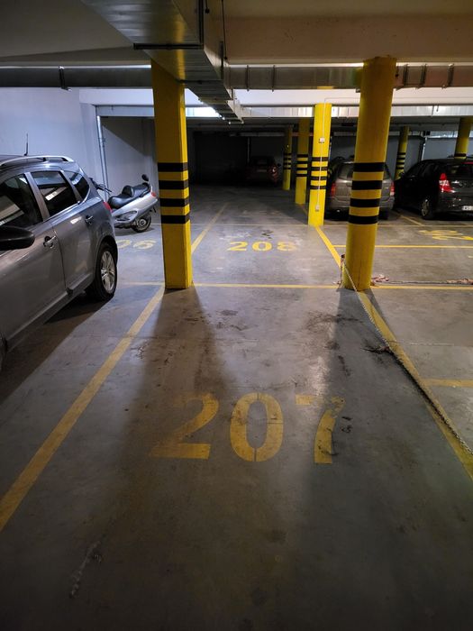2 Miejsca parkingowe w hali garażowej na 2 auta ul.Czerwonego Krzyża 4