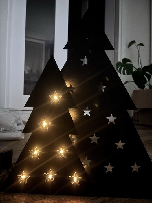 Lampa solarna w kształcie metalowej choinki z czujnikiem zmierzchu