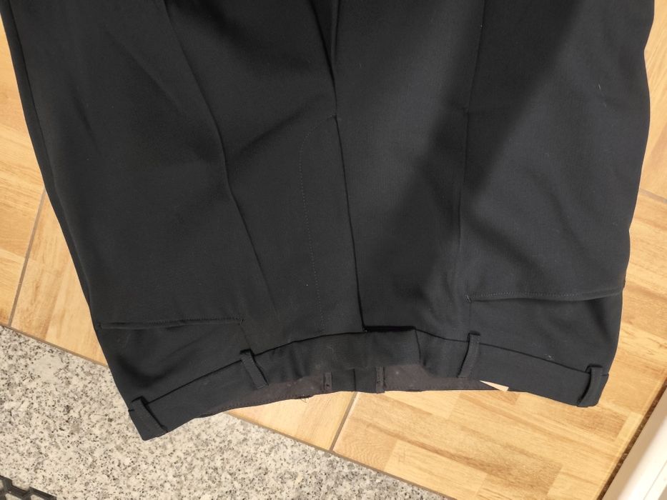 Fato verde escuro quase parece preto