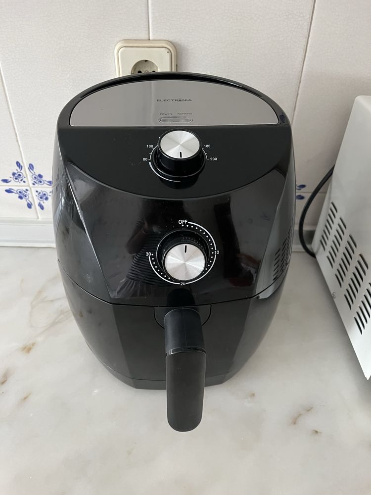 Airfryer preta disponível