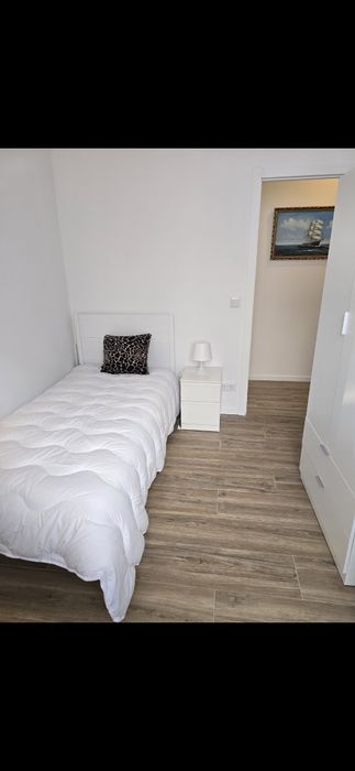 Quarto duplo  c/ TV a 1 minuto da estação comboio Queluz