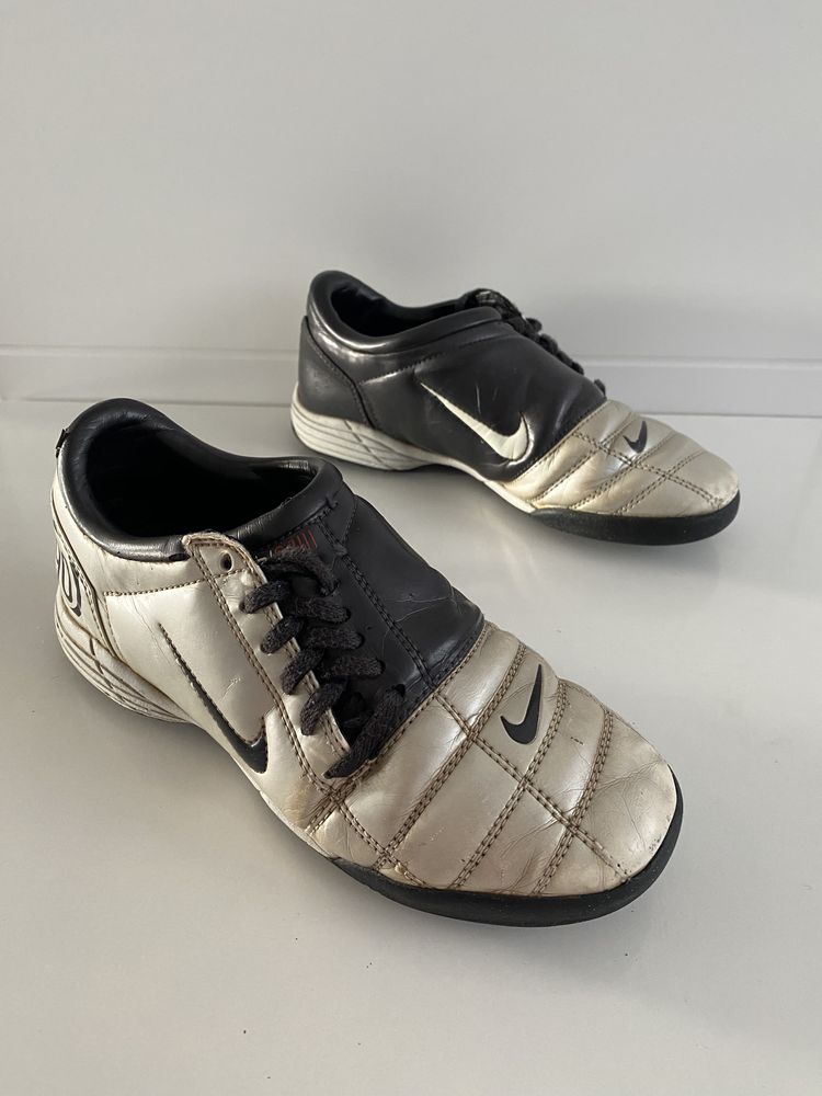 Buty sportowe Turfy do piłki nożnej, korki na murawę Nike Total 90