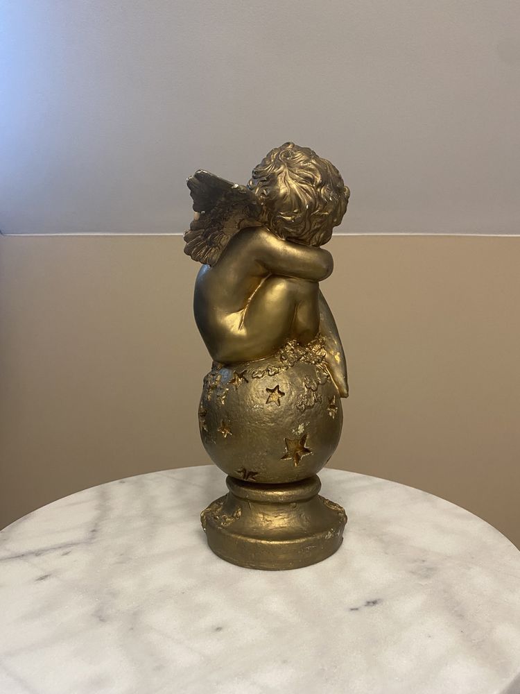 Figurka rzeźba - śpiący anioł brudne złoto