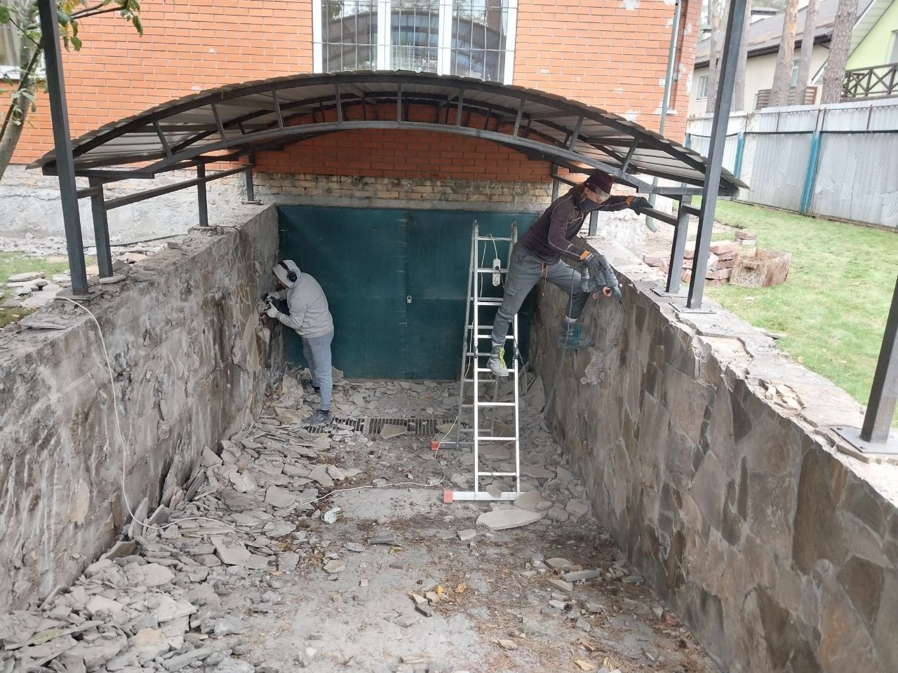 Демонтаж штукатурки, перегородок тощо