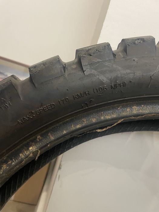 Um conjunto pneu de anteiro e pneu traseiro