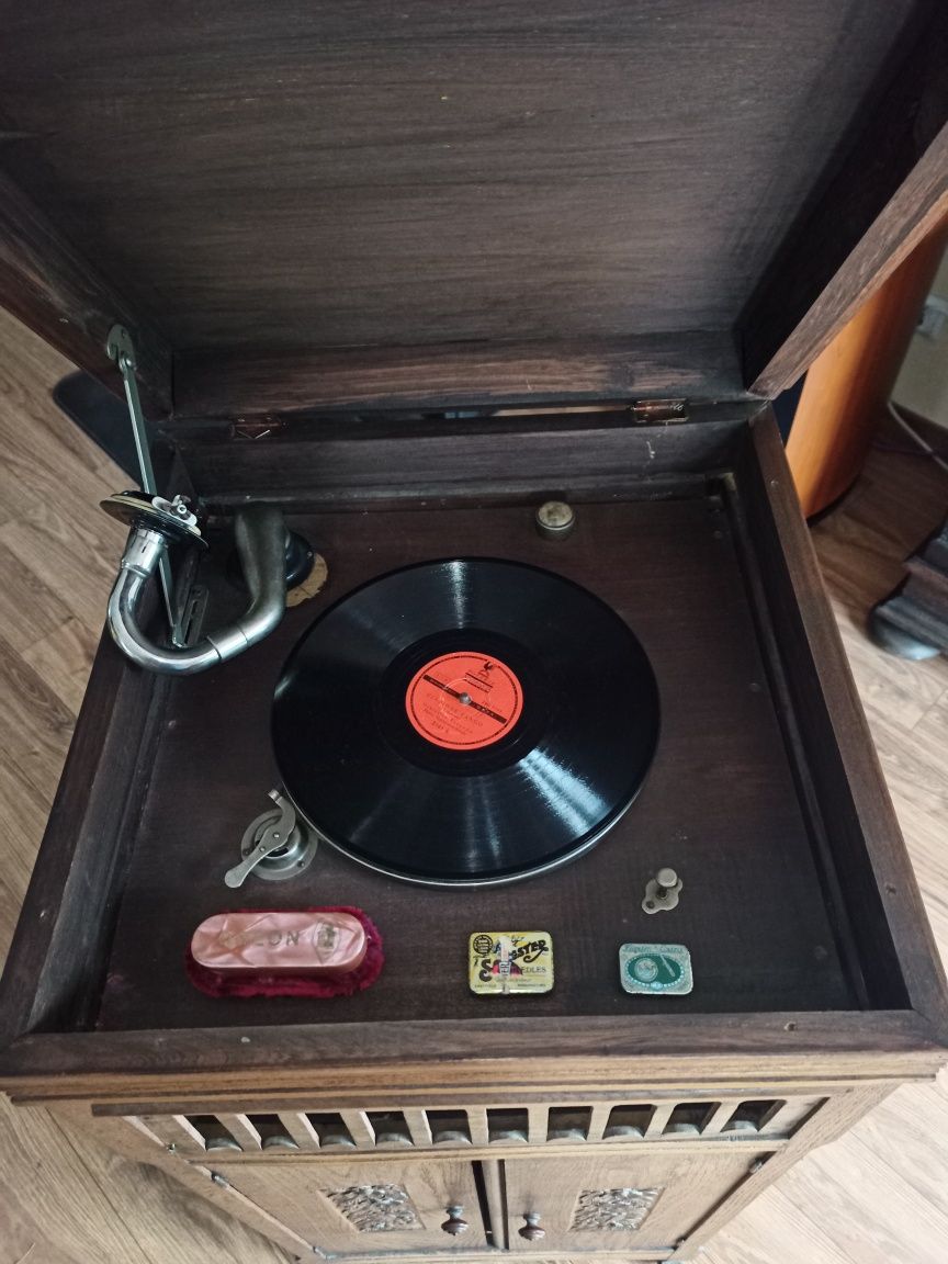Gramofon przedwojenny antyk.