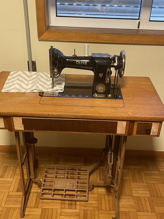 Maquina de costura OLIVA a funcionar